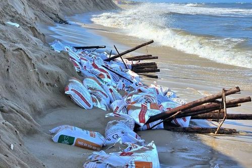Quảng Bình: Xâm thực bất thường gây sạt lở tại bãi biển Bảo Ninh