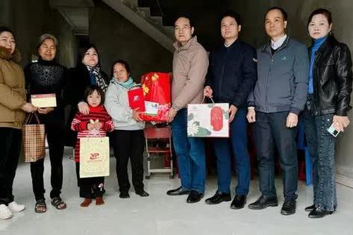 Hội Nhà báo tỉnh Vĩnh Phúc trao quà tết cho các gia đình khó khăn