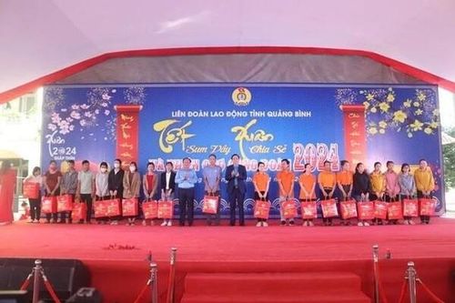 Quảng Bình: Trao hơn 5.000 suất quà đến công nhân, người lao động có hoàn cảnh khó khăn