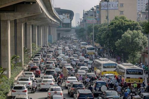 Vì đâu nhiều tuyến đường huyết mạch Thủ đô phải 'gánh vác' lưu lượng quá tải?