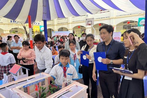 Sôi nổi ngày hội giáo dục STEM cấp tiểu học