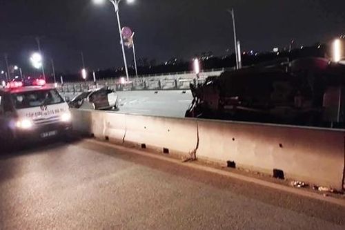Tai nạn lúc rạng sáng, hai ô tô biến dạng trên cầu Vĩnh Tuy