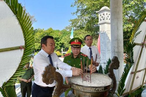 Thứ trưởng Nguyễn Văn Long dâng hương tri ân các Anh hùng - Liệt sĩ