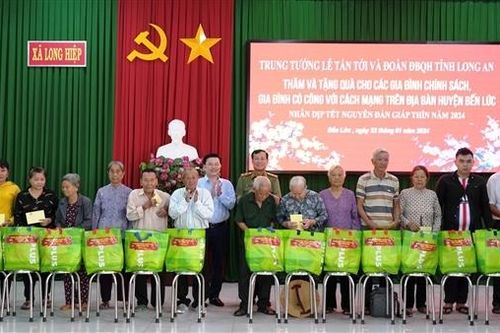 Đồng chí Lê Tấn Tới tặng quà gia đình chính sách và người dân nghèo Long An