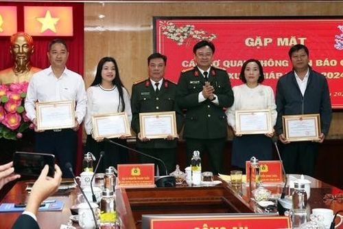 Công an Thừa Thiên Huế khen thưởng nhiều cơ quan báo chí và nhà báo