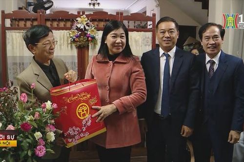 MTTQ thành phố Hà Nội tặng quà Tết gia đình chính sách