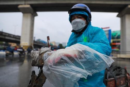 Người Hà Nội chật vật đi làm dưới mưa rét đỉnh điểm