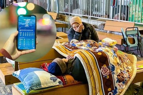 Người nhà bệnh nhân co ro trong giá rét