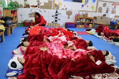 Trời rét đậm, nhiều trường cho học sinh nghỉ học, điều chỉnh giờ vào lớp