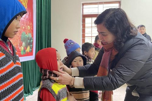 Trưởng Ban Tổ chức Tỉnh ủy Nguyễn Thúy Anh tặng quà Tết tại huyện Hà Quảng