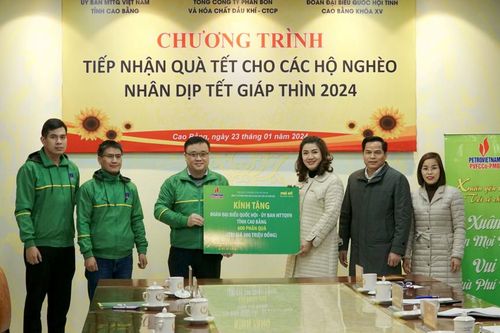 Ủy ban Mặt trận Tổ quốc tỉnh tiếp nhận kinh phí tặng quà Tết cho người nghèo nhân dịp Tết Giáp Thìn 2024