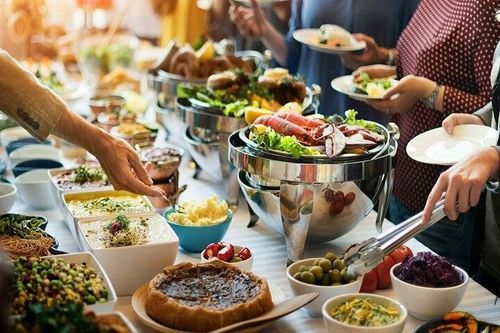 Người mẹ dạy 2 con song sinh cách gian lận để ăn quỵt tiệc buffet gây phẫn nộ