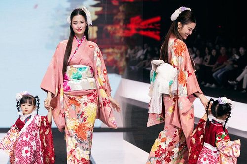 Con gái Đông Nhi tự tin trong lần đầu diễn thời trang cùng mẹ