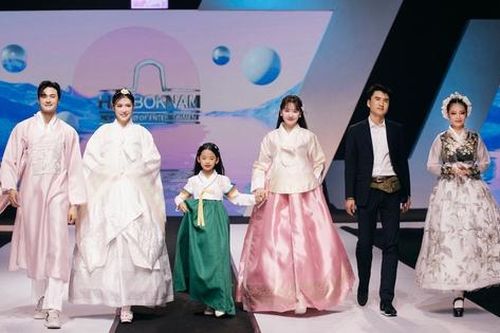 Đông Nhi và con gái được khen khi lần đầu diễn Catwalk