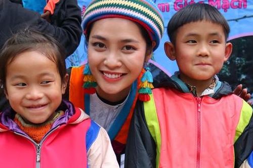 Nông Thúy Hằng 'nín thở' khi mang Tết sớm đến 'làng địa ngục'