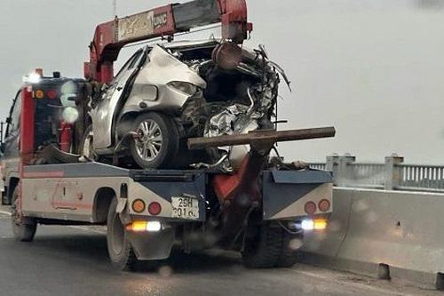 Ô tô biến dạng, văng xa 20 mét sau tai nạn trên cầu Vĩnh Tuy