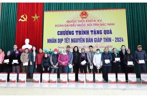 Bộ trưởng Bộ Y tế Đào Hồng Lan cùng Đoàn ĐBQH tỉnh Bắc Ninh thăm, tặng quà Tết hộ nghèo
