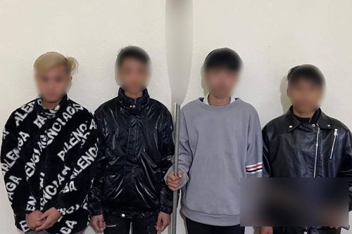 Ngăn chặn 4 thanh niên vác dao nhọn và kiếm 'hỗn chiến'