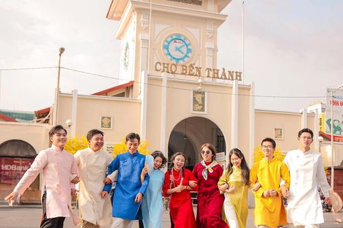 Cùng áo dài xuống phố đón Tết
