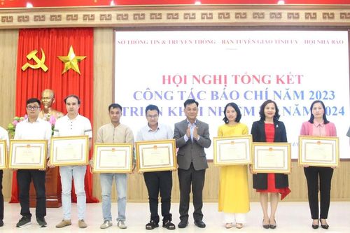 Chủ tịch UBND tỉnh Quảng Nam tặng Bằng khen cho phóng viên Báo Đại Đoàn Kết