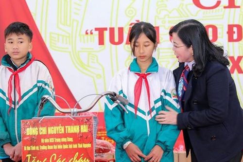 Thái Nguyên: Tặng quà Tết cho người nghèo vùng cao