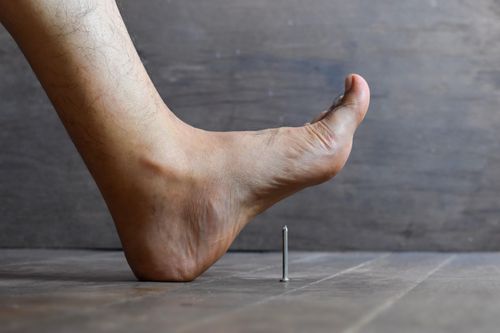 Lý do chúng ta bị uốn ván khi giẫm phải vật nhọn