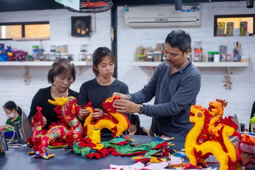 Rồng nhồi bông độc đáo từ bàn tay của người khiếm thính