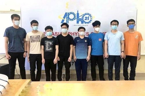 Bức ảnh học sinh đạt giải Olympic Vật lý viral sau gần 3 năm