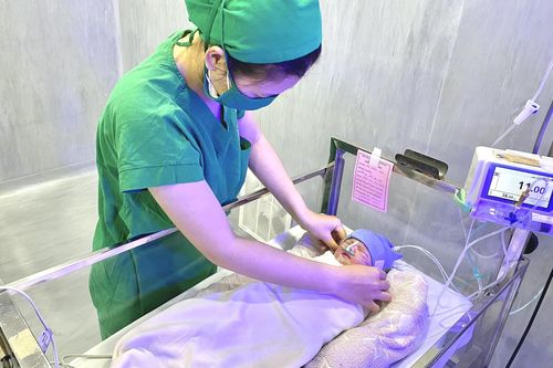 3 phút khẩn cấp cứu mẹ con sản phụ mắc bệnh hiếm