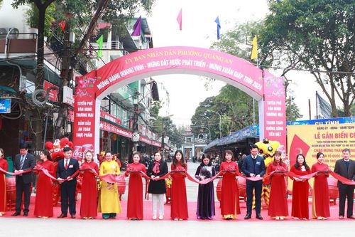 Gắn biển 'Tuyến phố văn minh thương mại, đảm bảo ATTP' quanh Phủ Tây Hồ