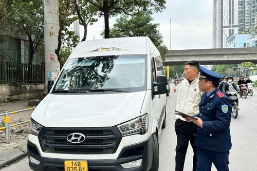 Thanh tra GTVT quận Nam Từ Liêm: Xử lý 16 xe khách một buổi chiều