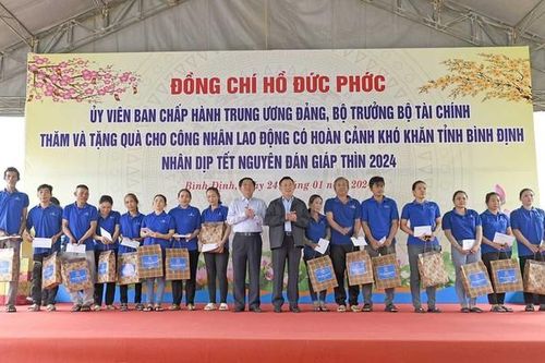 Bộ trưởng Bộ Tài chính thăm, tặng quà người lao động tại Bình Định