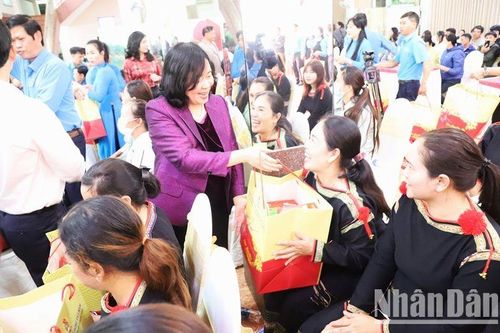 Trưởng Ban Dân vận Trung ương Bùi Thị Minh Hoài tặng quà Tết tại Đắk Lắk