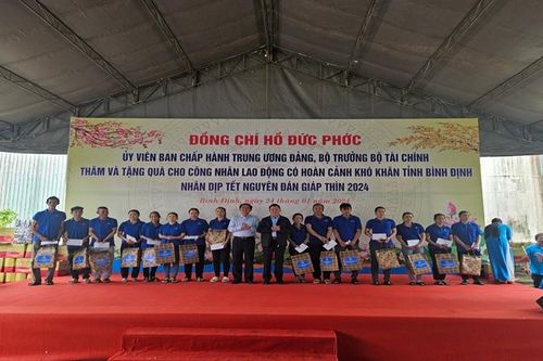 Bộ trưởng Tài chính Hồ Đức Phớc thăm, tặng quà Tết tại Bình Định