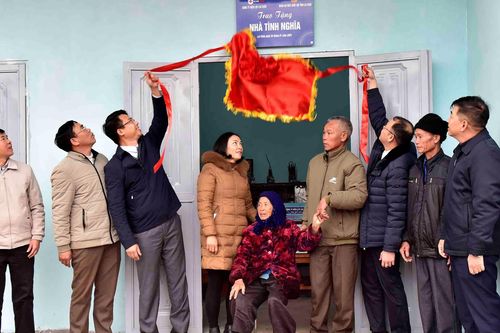 Bàn giao nhà tình nghĩa cho hộ nghèo ở Lai Châu