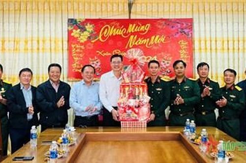 Trung đoàn 726 phối hợp trao 150 suất quà tặng người lao động có hoàn cảnh khó khăn