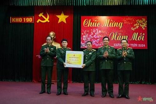 Lãnh đạo Tổng cục Hậu cần chúc Tết Kho 190