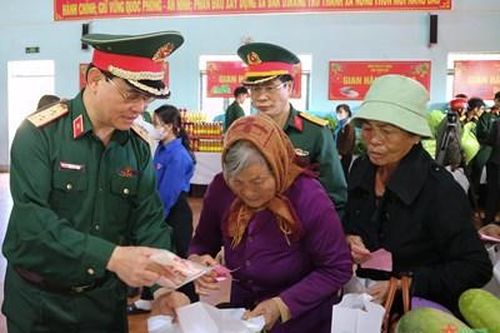 Hơn 700 người dân Gia Lai đến dự 'Phiên chợ 0 đồng' của Cục Quân khí