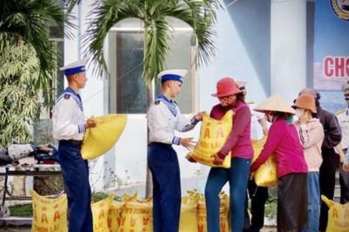 Lữ đoàn 682, Vùng 4 Hải quân: Tặng quà Tết và làm dân vận tại xã Ea Lâm
