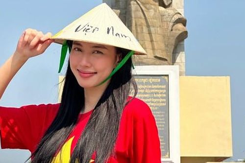 Loạt ảnh 'Hoa hậu quốc dân' Thùy Tiên giản dị đội nón lá, mặc áo cờ đỏ sao vàng đi từ thiện được khán giả yêu thích