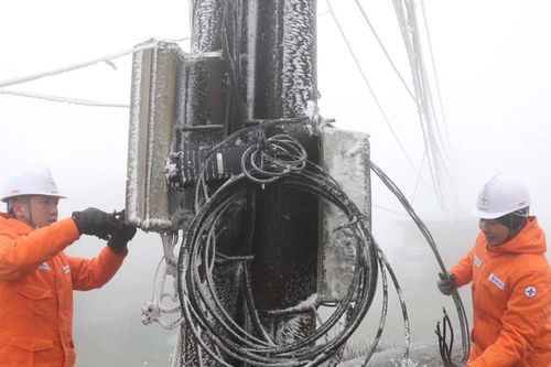 Đảm bảo an toàn đường dây tải điện trong băng giá