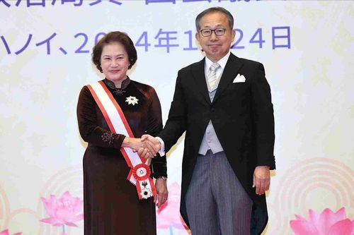 Nguyên Chủ tịch Quốc hội Nguyễn Thị Kim Ngân nhận Huân chương Mặt trời mọc hạng nhất Đại thập tự