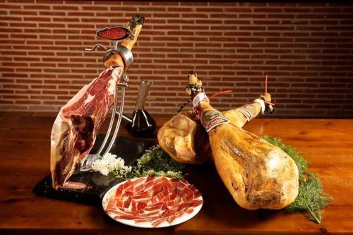 Sự thật chưa biết về thịt lợn hàng chục triệu hút khách dịp Tết