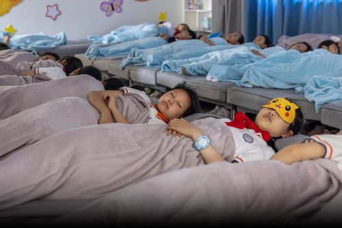 Trung Quốc yêu cầu bảo đảm cho học sinh… ngủ nằm