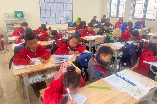 Điều chỉnh giờ học, giữ ấm cho trò ngày rét buốt