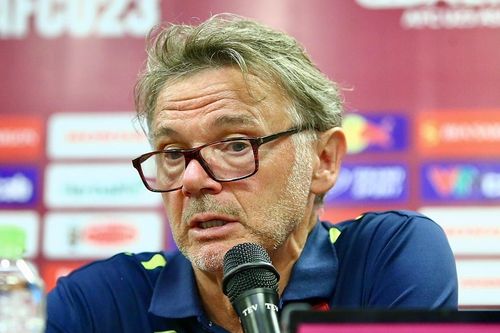 HLV Troussier so sánh đội tuyển Việt Nam và Thái Lan