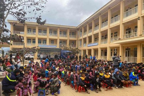 Gần 200 trường ở Hòa Bình cho học sinh nghỉ học tránh rét