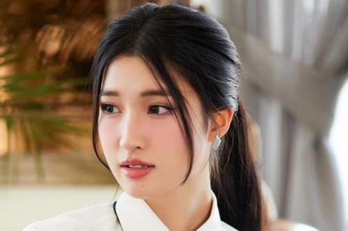 Á hậu Nguyễn Phương Nhi thu hút mọi ánh nhìn bởi nhan sắc trong trẻo