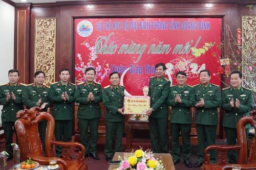 Lãnh đạo Bộ Tư lệnh Quân khu 4, Bộ Tư lệnh Vùng Cảnh sát biển 4 chúc Tết Bộ Chỉ huy BĐBP Quảng Bình, Sóc Trăng