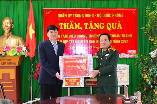 Thượng tướng Trịnh Văn Quyết thăm, chúc Tết Trung tâm Điều dưỡng thương binh Thuận Thành